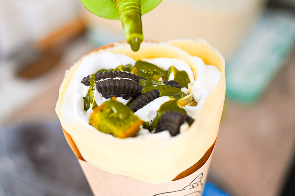 自家製ケーキ入りの特別なクレープ